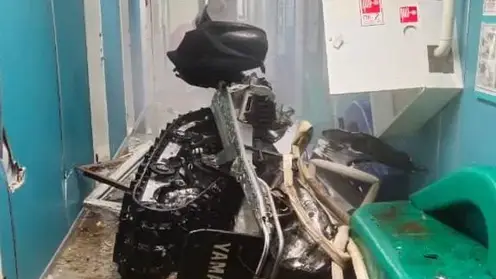 22-летний водитель снегохода пробил стену больницы и погиб на севере Красноярского края