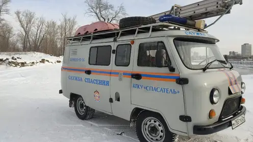 В Красноярском крае спасатели эвакуировали четырех человек из сломавшегося на трассе автомобиля