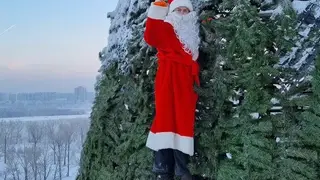 Дед Мороз лично проверил готовность главной красноярской ёлки к Новому году