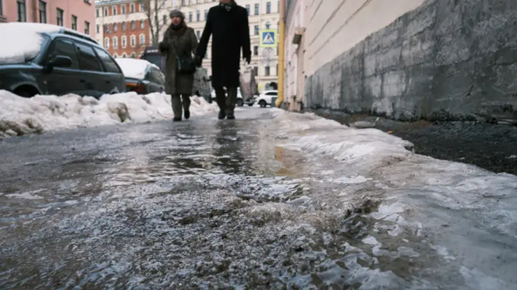 Новую технику для уборки тротуаров вывели на правобережье Красноярска