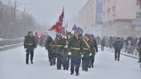 В Красноярском крае жители северного города пришли на праздничное шествие несмотря на снегопад