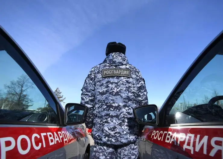 В Красноярске буйный пациент бросил сотрудника больницы через бедро и попытался сбежать