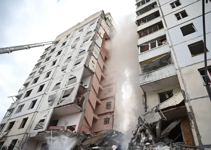 Подъезд жилой десятиэтажки обрушился в Белгороде после повреждения обломками сбитой украинской ракеты: известно о 15 погибших