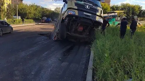 В Красноярске на Калинина грузовик провалился в яму в асфальте