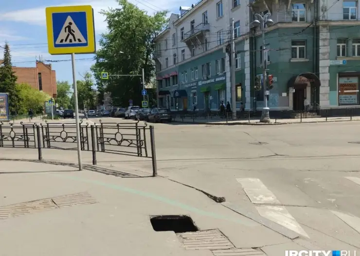 В центре Иркутска на тротуаре образовалась дырка