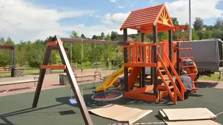 Новую игровую площадку для детей устанавливают в Красноярске на ул. Борисевича