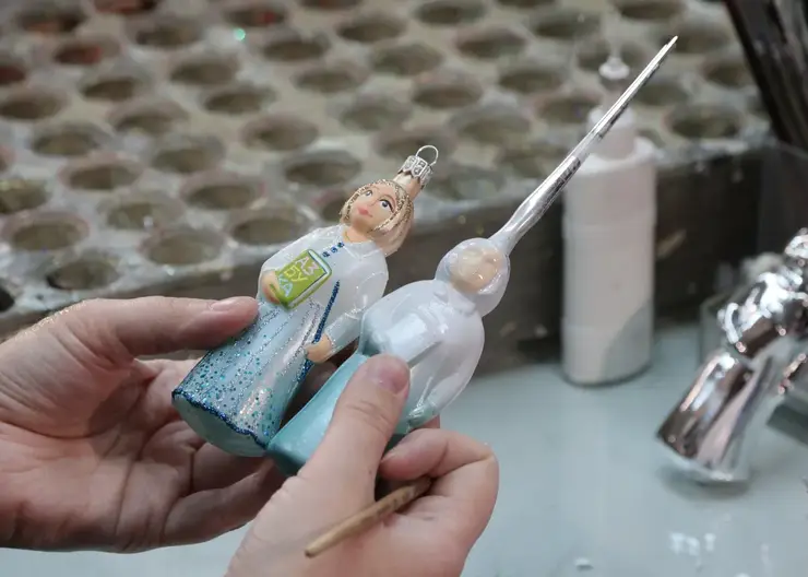 Новогоднюю игрушку по эскизу красноярской школьницы изготовили на краевой фабрике «Бирюсинка»