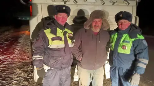 Замерзающего дальнобойщика из Ирана спасли сотрудники ГИБДД Иркутской области