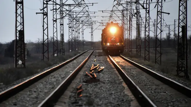 Грузовой поезд едва не переехал лежащего на рельсах человека в Красноярске