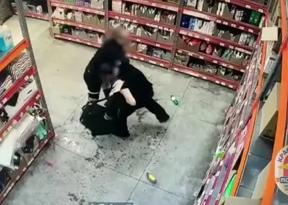 Дивногорец с ножом напал на охранника магазина, пытаясь вынести алкоголь и продукты
