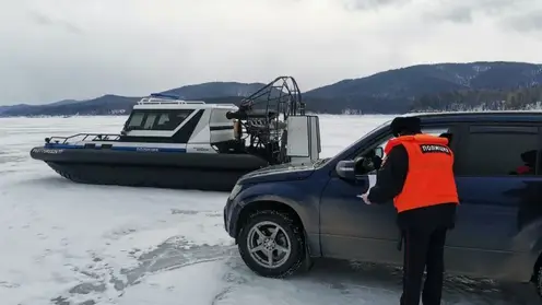 Полицейские активно наказывают выезжающих на лед Красноярского моря: протоколы составлены еще на 13 человек