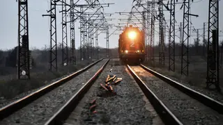 Грузовой поезд едва не переехал лежащего на рельсах человека в Красноярске