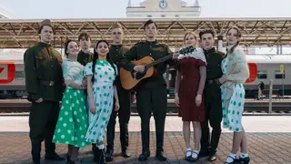 Театрализованное шоу развернулось на Железнодорожном вокзале в Красноярске в честь Дня Победы
