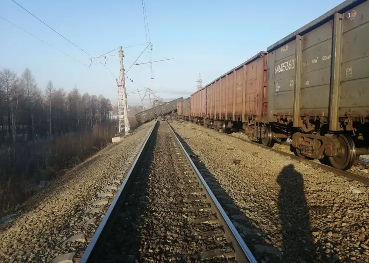 Двадцать вагонов сошли с рельсов из-за столкновения поезда с легковушкой в Амурской области
